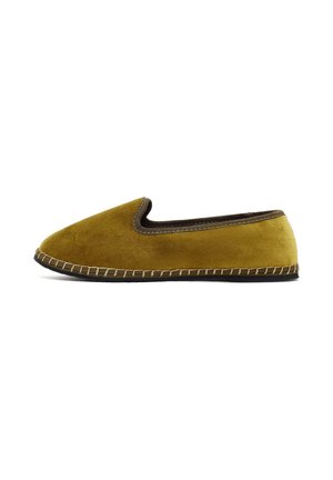 Mocassin à enfiler pour hommes en daim jaune moutarde avec des bordures marron foncé et des coutures décoratives sur une semelle noire, vue latérale sur fond blanc.