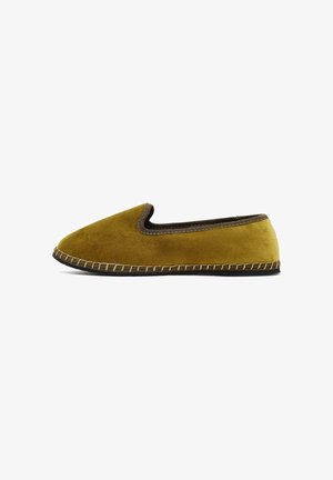 Mocassino in suede giallo senape da uomo con rifiniture marrone scuro e cuciture decorative su suola nera, vista laterale su sfondo bianco.