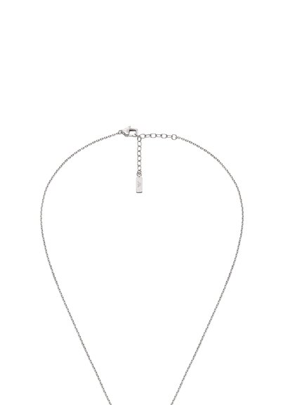 Collier en chaîne argentée avec un design à maillons fins, doté d'un petit pendentif rectangulaire et d'un fermoir à mousqueton. Chaîne d'ajustement incluse.