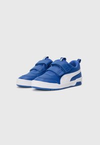 Baskets bleues avec une tige synthétique, des bandes Velcro, des accents blancs, une semelle texturée et un logo de marque sur le talon.