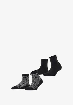 Deux paires de chaussettes : une noire unie et l'autre à motifs avec des lignes ondulées grises. Les deux sont de longueur cheville, avec une texture douce et un bord élastique.