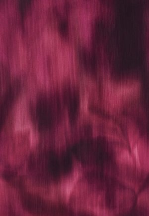 Struktureret stof i dyb magenta med subtile gradienter, der har en silkeagtig glans og slørede mønstre, der antyder en organisk strøm.