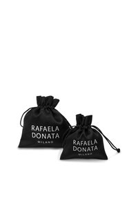 Schwarze Satin-Schnurzugbeutel in zwei Größen, mit weißem Drucktext "RAFAELA DONATA MILANO." Glatte Textur mit gerafften Oberteilen.
