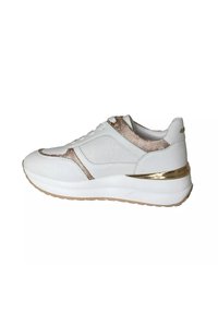 Sneaker bianco con upper testurizzato, dettagli metallici dorati e suola spessa. Presenta un pannello laterale decorativo con motivo.