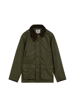 Chaqueta verde oscuro de manga larga con botones de presión, dos bolsillos delanteros con solapa y un cuello de pana marrón oscuro con cierre de hebilla.