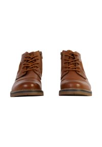 Botas de tobillo de cuero marrón con superficie texturizada, punta redondeada y cordones en contraste; cremallera lateral y una suela de goma resistente.