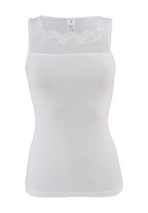 Biała dopasowana koszulka na ramiączkach z koronkowym zdobieniem na górnej części klatki piersiowej i szerokimi ramiączkami.