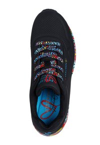 Zapatilla negra con cordones coloridos y estampados, y una plantilla azul; presenta una parte superior texturizada y un diseño multicolor en la suela.