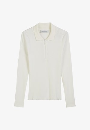 Weißes langärmliges Rippenshirt mit Kragen und kurzem Reißverschluss vorne, gewellter Saum, Markenlabel im Ausschnitt.