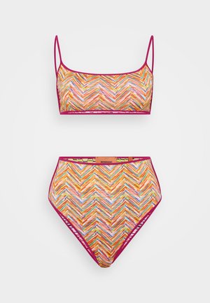Conjunto de bikini con un patrón de zigzag multicolor en naranja, rosa y verde; terminado con ribete rosa y una etiqueta con "Missoni."