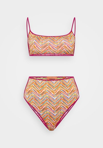 Bikiin komplekt, millel on mitmevärviline siksakmustri oranž, roosa ja roheline; lõpetatud roosa äärise ja sildiga, millel on "Missoni."