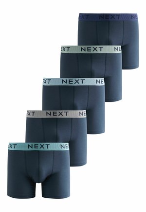 Päť párov pánskych boxerek námorníckej modrej farby s elastickými pásmi v rôznych odtieňoch modrej, každé označené značkou "NEXT" na páse.