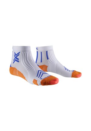 Chaussettes de sport blanches à la cheville avec talons et orteils orange, motifs géométriques bleus et texture côtelée sur fond blanc.