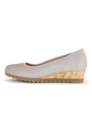 Wedge schoen met een gestructureerde lichtgrijze mesh bovenkant, ronde neus en een kurkachtige patroon wedge hak. Rubber buitenzool met een geribbeld ontwerp.