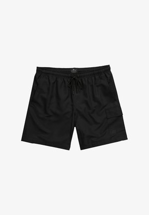 Czarne szorty kąpielowe z elastycznym paskiem, regulowanym sznurkiem, dwiema bocznymi kieszeniami, jedną kieszenią cargo oraz gładkim, lekkim materiałem.