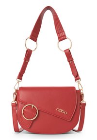 Borsa a spalla in finta pelle rossa con flap magnetico, dettaglio ad anello rotondo in oro e tracolla regolabile. Presenta accenti cuciti e logo dorato.