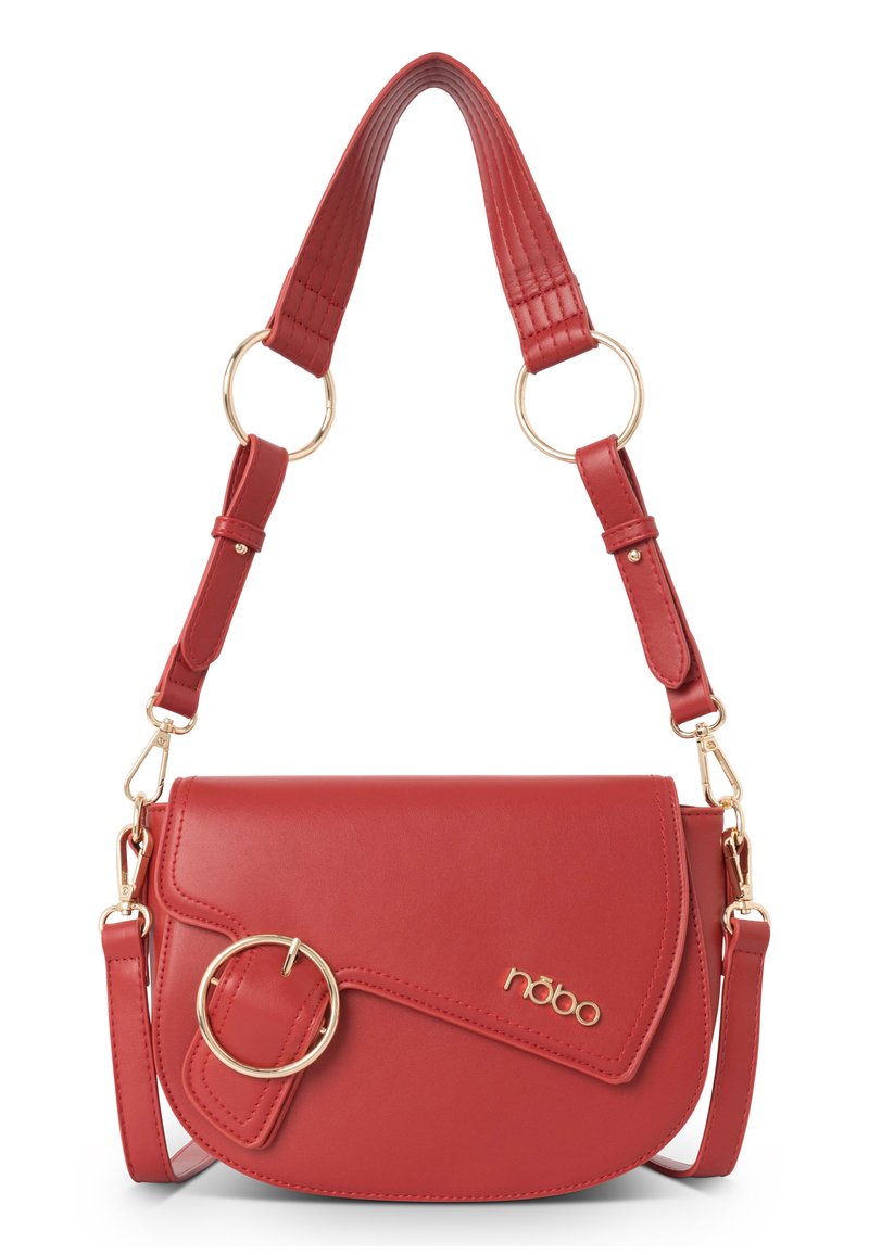 Borsa a spalla in finta pelle rossa con flap magnetico, dettaglio ad anello rotondo in oro e tracolla regolabile. Presenta accenti cuciti e logo dorato.
