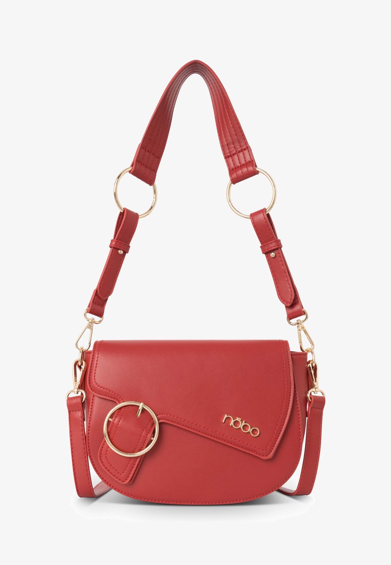 Borsa a spalla in finta pelle rossa con flap magnetico, dettaglio ad anello rotondo in oro e tracolla regolabile. Presenta accenti cuciti e logo dorato.