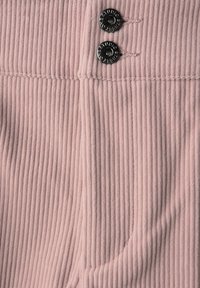 Tessuto rosa a costine con due bottoni neri cuciti vicini sopra una cucitura orizzontale.