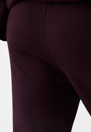 Bershka WIDE FUZZY  - Pantalon de survêtement - bordeaux