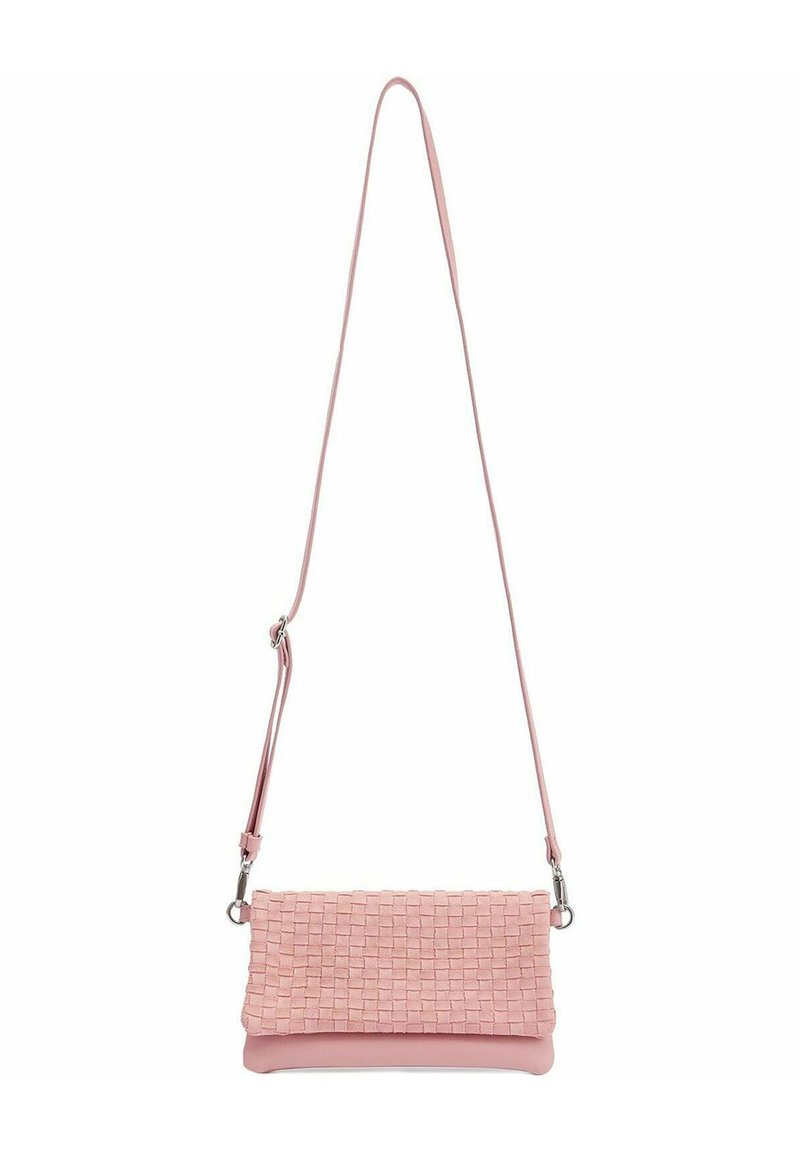 Borsa a tracolla intrecciata rosa con base liscia, tracolla regolabile e superficie testurizzata caratterizzata da un motivo a scacchi.