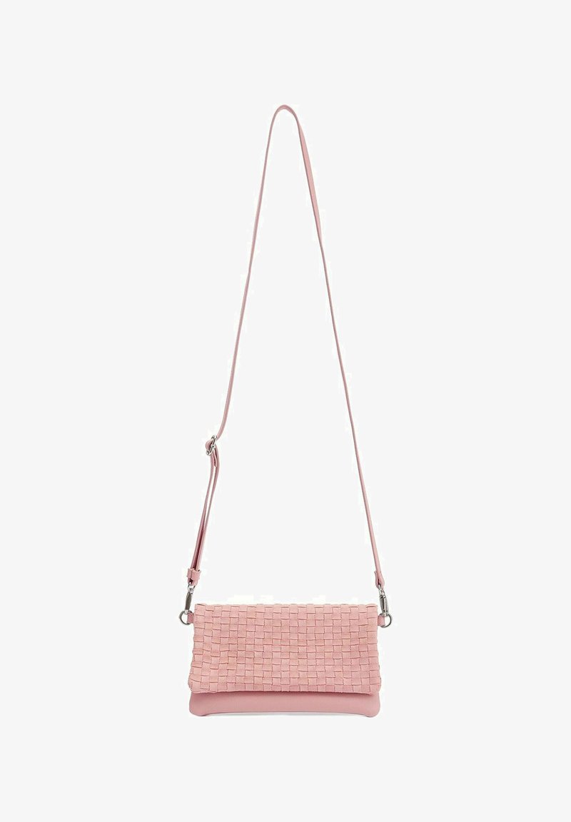 Borsa a tracolla intrecciata rosa con base liscia, tracolla regolabile e superficie testurizzata caratterizzata da un motivo a scacchi.