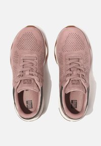 Roze suède sport schoenen met netaccenten, ronde neus, dikke veters en een gevoerde zool. Perforaties verbeteren de ademend vermogen.