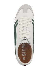Białe sneakersy z zielonymi paskami, z teksturowanym zamszowym przodem i korkową wkładką oznaczoną "GENESIS 42". Sznurowadła są standardowe.