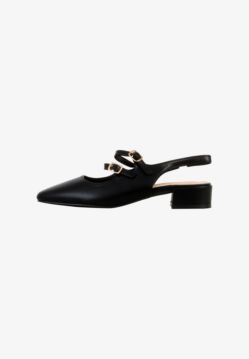 Chaussure noire en cuir à bride arrière avec deux sangles à boucle dorée et petit talon bloc, pointe pointue, vue de côté sur fond blanc.