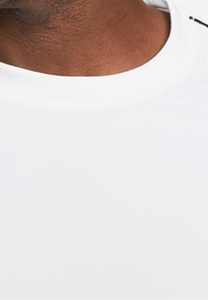 Hvid atletisk t-shirt med rund halsudskæring, der har en glat tekstur og minimale sømdetaljer. Indeholder en kontrastfarvet accent.