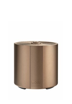 Altoparlante portatile cilindrico compatto con finitura bronzo opaca, logo "BOSS" sul davanti e pulsante di controllo sulla parte superiore.
