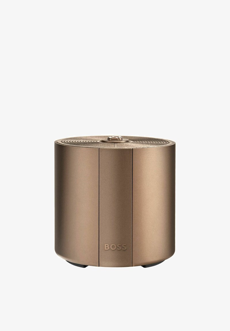 Haut-parleur portable cylindrique compact finition bronze mat avec logo « BOSS » à l'avant et bouton de contrôle sur le dessus.