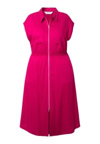Abito midi senza maniche di un vivace rosa acceso, con colletto, zip frontale, vita elastica e due tasche sul petto su uno sfondo bianco.
