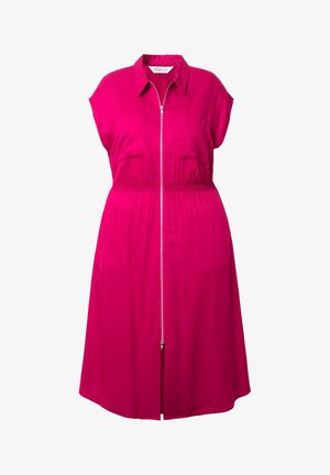 Helles pinkes ärmelloses Midi-Kleid mit Kragen, Zipper vorne, elastischem Bund und zwei Brusttaschen auf einem weißen Hintergrund.