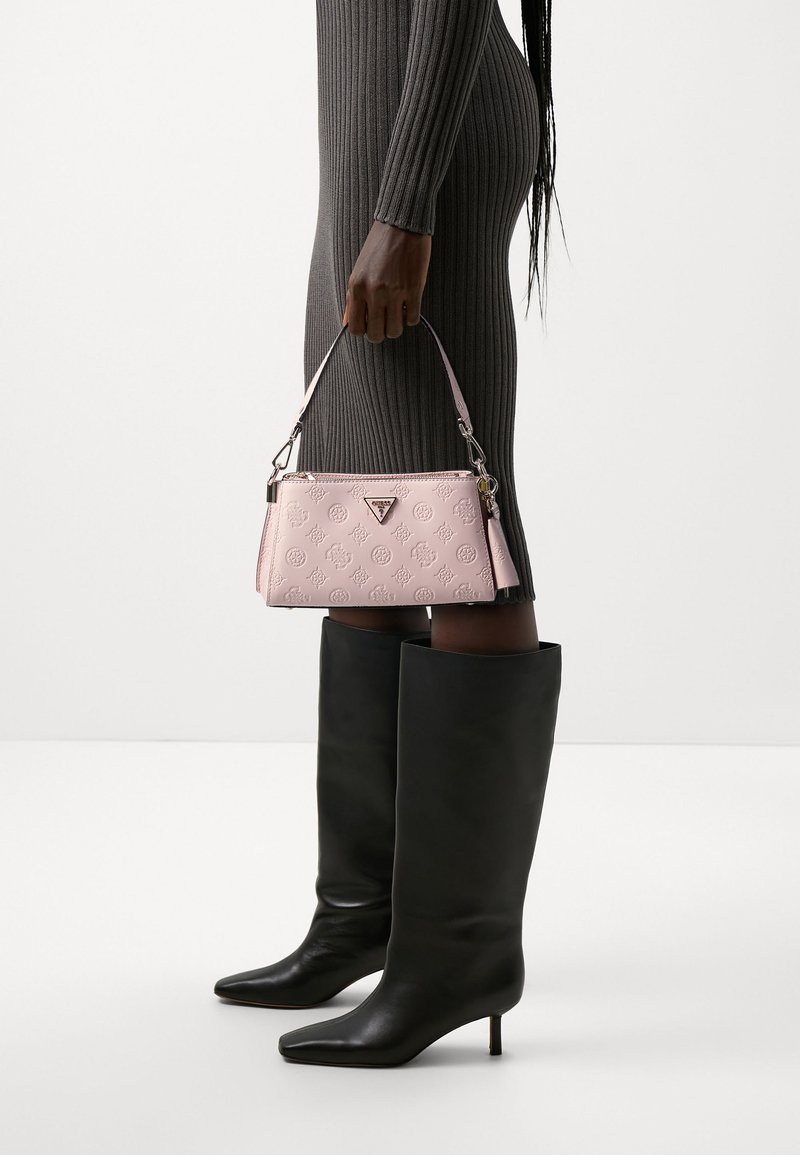 Borsa a mano in pelle rosa chiaro con motivo del logo impresso, hardware in argento, chiusura superiore con zip e tracolla removibile.
