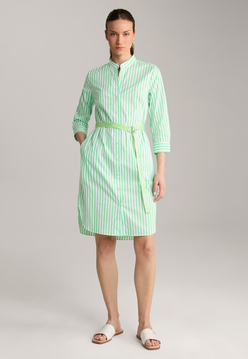 Grün-weiß gestreiftes Hemdkleid mit tailliertem Gürtel, Knopfverschluss und langen Ärmeln. Verfügt über seitliche Taschen und eine glatte Stofftextur.