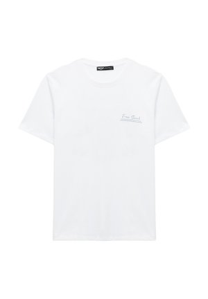 Biały bawełniany t-shirt z krótkim rękawem, okrągłym dekoltem i małym napisem "Free Soul" na lewej piersi.