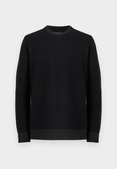 Μαύρο πουλόβερ με μακριά μανίκια και στρογγυλή λαιμόκοψη, με οριζόντια ραβδωτή υφή και εφαρμοστά τελειώματα στα μανίκια, απεικονίζεται σε απλό ανοιχτό γκρι φόντο.