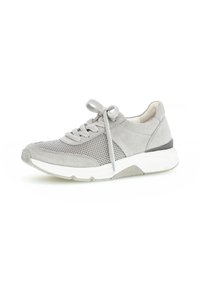 Graue Sneaker mit einer Kombination aus Veloursleder und Mesh-Materialien, runder Schuhspitze, Schnürdesign und einer strukturierten Gummisohle.