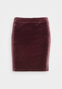 Falda lápiz de terciopelo burdeos con una textura suave, diseño ajustado y una cinturilla. Sin cierres ni bolsillos visibles.