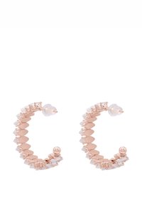 Roze gouden oorbellen met een gebogen ontwerp, versierd met heldere rechthoekige en ronde rhinestones langs de randen. Kleine heldere rubberen achterkantjes inbegrepen.