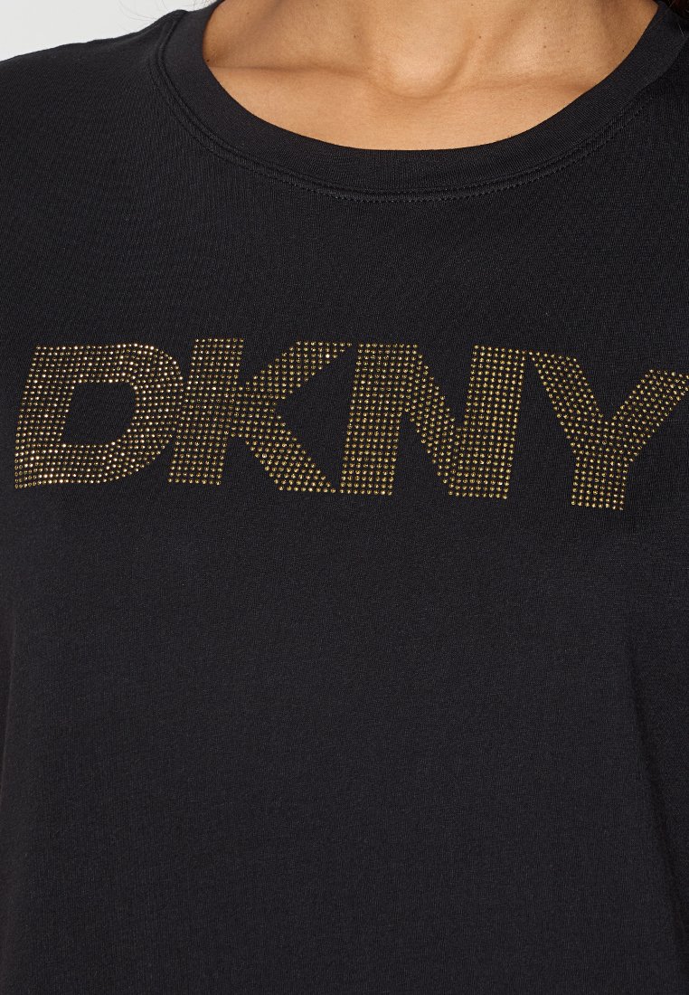 Czarna koszulka z okrągłym dekoltem, krótkimi rękawami i gładką teksturą, z napisem "DKNY" w metalicznych złotych kryształkach.