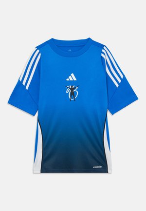 Kék sportpóló gradiens mintával, fehér Adidas csíkokkal az ujjain, logóval a középen, és "AEROREADY" felirattal a szegélyen.