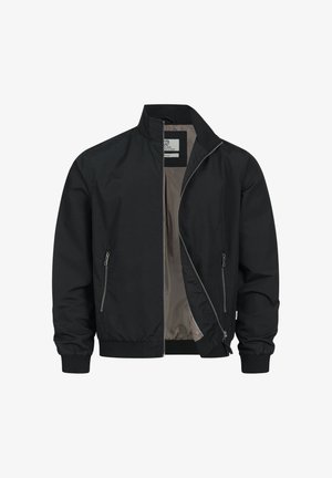 Czarna kurtka zapinana na zamek błyskawiczny z kołnierzem stójką, dwoma zamykanymi na zamek bocznymi kieszeniami, elastycznymi mankietami i częściowo widoczną beżową podszewką.