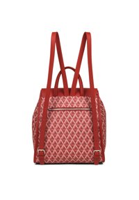 Sac à dos matelassé rouge avec un motif géométrique, comportant une poche avant zippée et des bretelles ajustables. Texture lisse et design épuré.