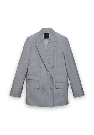 Blazer doppiopetto grigio a righe sottili con sei bottoni, risvolti a incavo, tasche con patta e maniche lunghe, disteso su uno sfondo bianco.