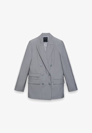 Grau gestreifter, doppelt geknöpfter Blazer mit sechs Knöpfen, Kerbkragen, Pattentaschen und langen Ärmeln, flach auf weißem Hintergrund liegend.