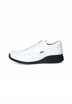 Sneaker bianco in pelle con profilo basso, linguetta imbottita e suola in gomma nera. Presenta chiusura con lacci e un branding sottile sul lato.