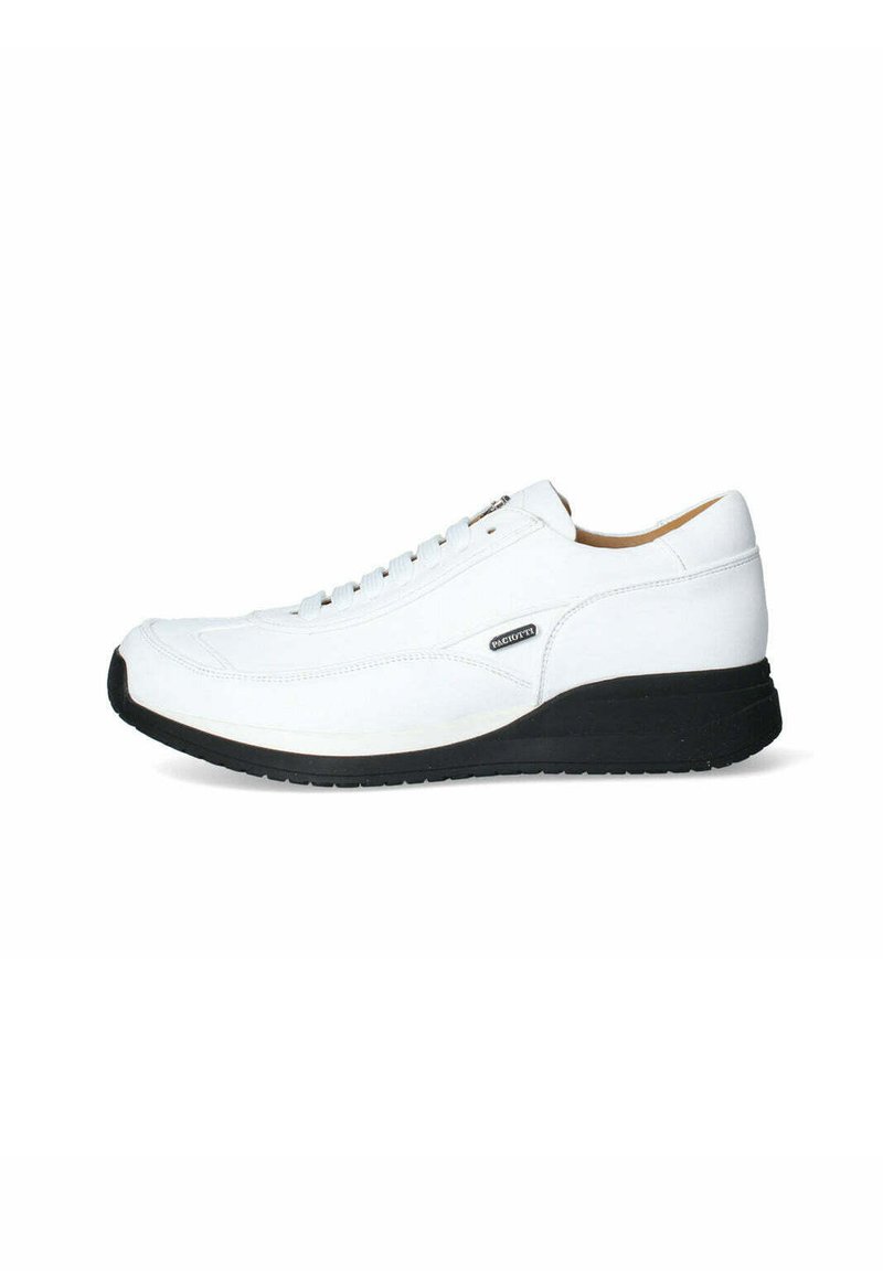 Sneaker bianco in pelle con profilo basso, linguetta imbottita e suola in gomma nera. Presenta chiusura con lacci e un branding sottile sul lato.