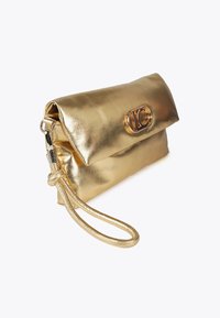 Metalická zlatá psaníčko s překlopným designem, které má výrazný kulatý uzávěr a odnímatelný náramek. Hladký povrch.